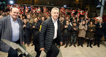 El presidente del PNV, Andoni Ortuzar; (i) junto al lehendakari, Iñigo Urkullu, en el acto politico en el municipio de Getxo de cara a las elecciones general del 20 D. 