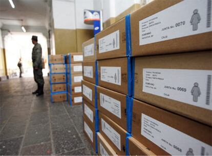 Un militar ecuatoriano custodia las cajas electorales en Quito.