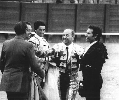 Luque Gago, la tarde de su retirada, junto a Rafael de Paula, Paco Ojeda, Curro Romero y su hermano.