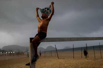 hincha argentino festeja solitario el triunfo en semifinales en la playa de Copacabana, en Río de Janeiro (Brasil).