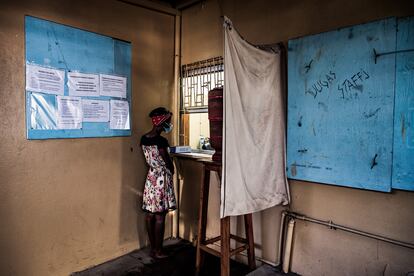 Una usuaria del programa de metadona de MSF aguarda a que el enfermero le prepare su dosis en el centro de salud de Alto-Maé, en Maputo, Mozambique, el 22 de junio de 2021. Pincha en la imagen para ver la fotogalería completa. 