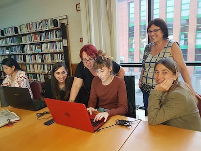 Montserrat Boix da instrucciones para editar la Wikipedia durante la 'editatona' por el Día de las Escritoras, en Oviedo en 2016.