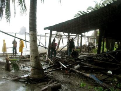 Pescadores del Balneario Las Peñas, en el estado mexicano de Michoacán, lamentan las pérdidas de sus negocios por el huracán John.