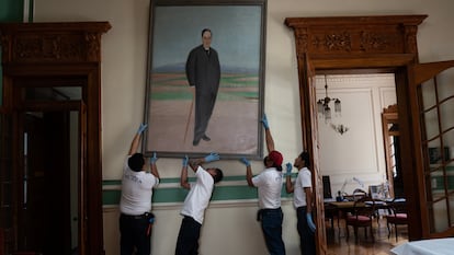 Unos operarios descuelgan en el Ateneo el retrato de Antonio Machado, pintado por Cristóbal Ruiz en 1926, para su traslado temporal a España.