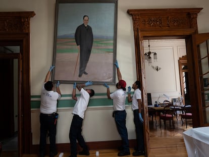 Unos operarios descuelgan en el Ateneo el retrato de Antonio Machado, pintado por Cristóbal Ruiz en 1926, para su traslado temporal a España.