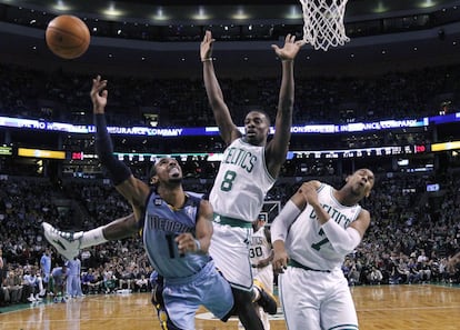 Mike Conley, de los Memphis Grizzlies, trata de encestar ante la defensa de Jeff Green y Jared Sullinger, de los Boston Celtics