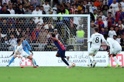 Lamine Yamal, del FC Barcelona, coloca en el marcador el 1-1 ante el Real Madrid.