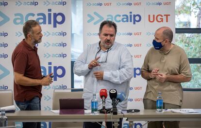 El presidente de Acaip-UGT, José Ramón López, flanqueado por los dirigentes sindicales Joaquín Leyva (izquierda) y Alberto Téllez.