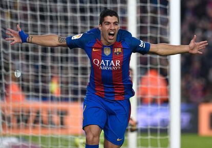 Luis Suárez, del FC Barcelona, marca gol ante el Real Madrid.