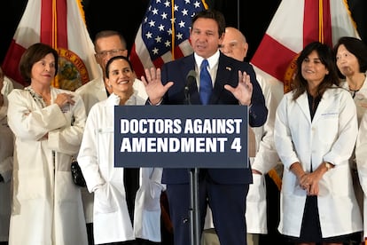 El gobernador de Florida, Ron DeSantis, habla acompañada de médicos en contra de la Enmienda 4 durante una conferencia de prensa, el 21 de octubre de 2024, en Coral Gables, Florida.