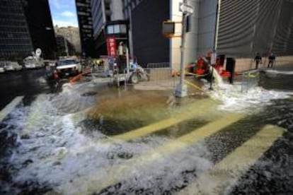 Unos trabajadores tratan de arreglar los desperfectos causados por el paso del ciclón Sandy, que ha dejado a más de 250.000 residentes sin electricidad en Manhattan, Nueva York, EE.UU.