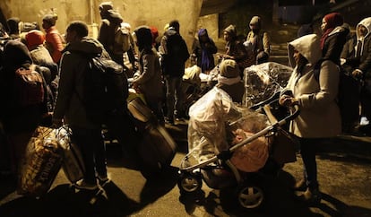 Los campamentos de migrantes son cada vez más visibles en la capital francesa. La policía desaloja a varios miles de personas el jueves 7 de noviembre de un vecindario del norte de París donde los migrantes han sido expulsados repetidamente.