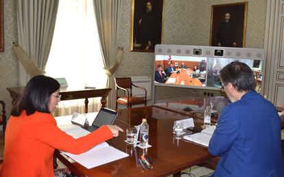 La ministra Carolina Darias, en el encuentro que ha mantenido este lunes con el consejero Erkoreka.