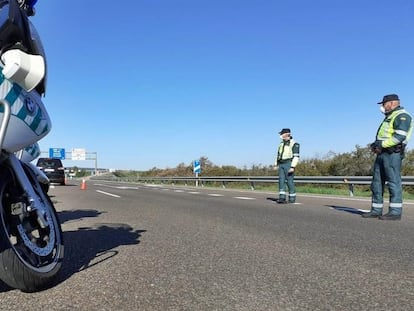 A Civil Guard road check in Extremadura.