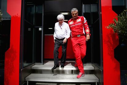 Bernie Ecclestone charla con el jefe de Ferrari Maurizio Arrivabene