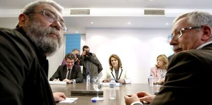 Toxo (derecha) y Méndez, durante la reunión con Cospedal.