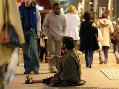 Juan Mascuñano pide limosna en medio de la Gran Vía.