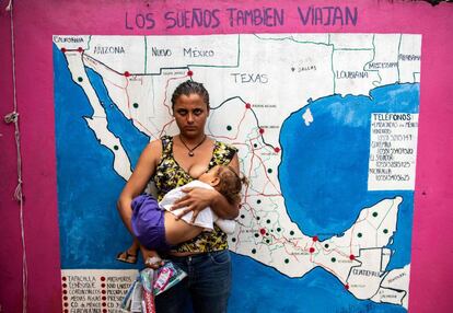 Paola, migrante guatemalteca, da de mamar a su bebé en Las Patronas, un centro de acogida de migrantes en Veracruz (México), antes de proseguir su viaje hacia Estados Unidos en el tren conocido como 'La Bestia'. 