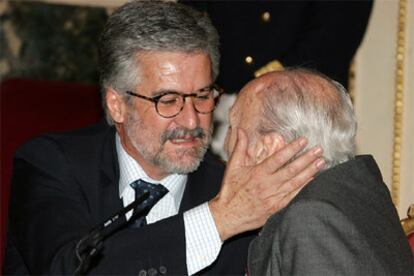 Ayala recibe la medalla del Congreso y del Senado con motivo del centenario de su nacimiento.
