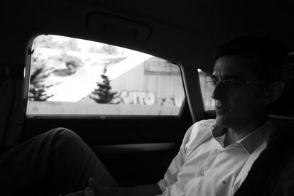 10.01h. El aspirante a la secretaría general del PSOE se dirige en coche al aeropuerto para viajar a Canarias, la plaza en la que su contrincante Pedro Sánchez estuvo el día anterior y en la que le ganó por 1.796 avales frente a 877.