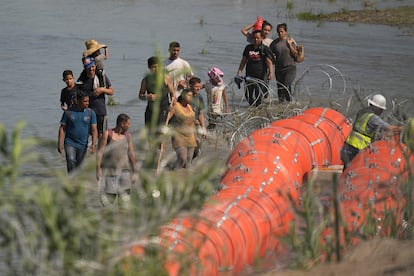 Texas instala una barrera flotante sobre el río Bravo