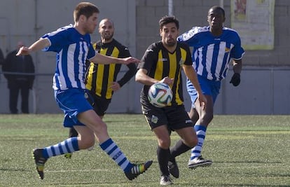 Un partido entre La Montañesa y el Figueres, de la Tercera División catalana.