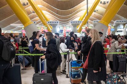 Aglomeraciones en la zona de Iberia de la Terminal 4 del Aeropuerto Adolfo Suárez Barajas de Madrid, este lunes.