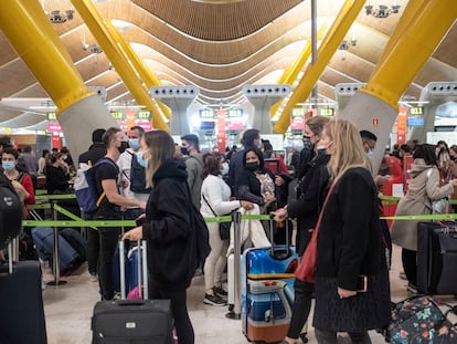 Aglomeraciones en la zona de Iberia de la Terminal 4 del Aeropuerto Adolfo Suárez Barajas de Madrid, este lunes.