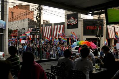 Marcha LGTBI en el centro de Asunción, en julio de 2015.