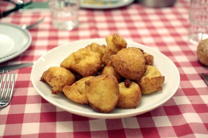 Buñuelos de bacalao, de Casa Salvador.