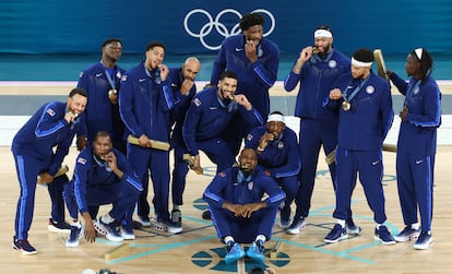 Los jugadores de Estados Unidos, con la medalla de oro.