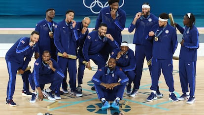 Los jugadores de Estados Unidos, con la medalla de oro.