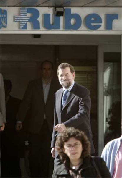 Mariano Rajoy sale de la clínica.