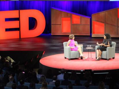 Serena WIlliams responde a la periodista Gayle King en una charla de TED, en Vancouver.