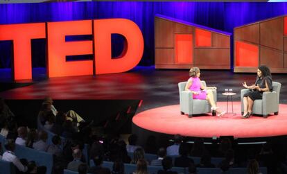 Serena WIlliams responde a la periodista Gayle King en una charla de TED, en Vancouver.
