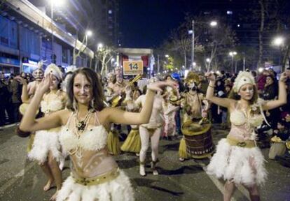 La comparsa "Rapa-nui" de Castelldefels en el desfile de la Rua del Carnaval de Barcelona de 2009.