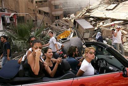 Ésta es la mejor foto del año pasado. La tomó Spencer Platt, un estadounidense de la agencia Getty Images, en Líbano en agosto pasado. Muestra las contradicciones de la guerra: unos jóvenes libaneses ricos paseando en un descapotable por un barrio arrasado en el sur de Beirut. La fotografía ganadora del World Press Photo 2006 abrió la sección Internacional del resumen del año publicado a finales de diciembre por el suplemento EPS.