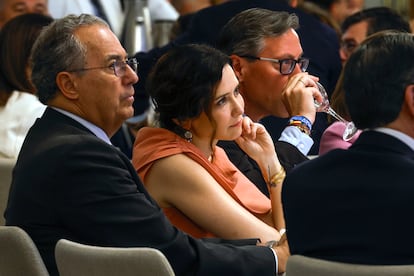 Enrique Ossorio, presidente de la Asamblea de Madrid, Isabel Díaz Ayuso, presidenta de la Comunidad de Madrid, y Alfonso Serrano, secretario general del PP de Madrid
