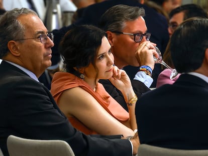 Enrique Ossorio, presidente de la Asamblea de Madrid, Isabel Díaz Ayuso, presidenta de la Comunidad de Madrid, y Alfonso Serrano, secretario general del PP de Madrid