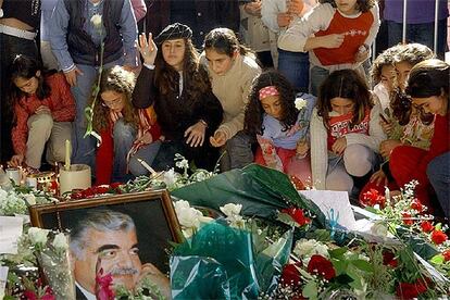 Jóvenes libanesas rezaban ayer en la tumba del asesinado ex primer ministro Rafik Hariri.