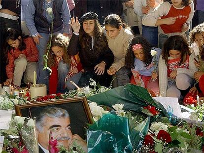 Jóvenes libanesas rezaban ayer en la tumba del asesinado ex primer ministro Rafik Hariri.