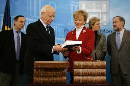 De izquierda a derecha, Enrique Bustamante, Emilio Lledó, María Teresa Fernández de la Vega, Victoria Camps y Fernando González Urbaneja, durante la entrega del informe a la vicepresidenta ayer en La Moncloa.