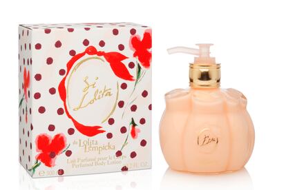 Del perfume Si Lolita, de Lolita Lempicka, nos quedamos con la leche corporal para que nos acompañe su fragancia durante todo el día sobre la piel. Se trata de un aroma de salida cíctrica gracias a la mandarina y la bergamota. Además, contiene bayas rojas. Su corazón es de especias, alhelí y heliotropo, además de un fondo de elemí, ámbar y pachulí. Cuesta 41 euros.