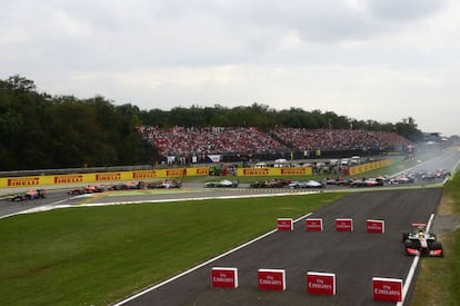 Sergio Perez (McLaren) se sale de la pista.