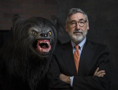 El director John Landis junto a su criatura de la pel&iacute;cula &#039;Un hombre lobo americano en Londres&#039;.