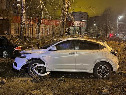 Dos automóviles dañados cerca del cráter de la explosión en el centro de Bélgorod, Rusia, este jueves.