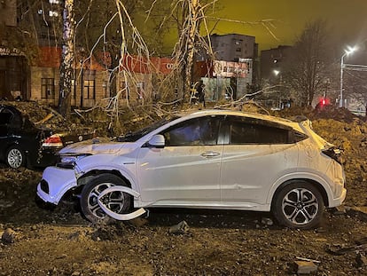 Dos automóviles dañados cerca del cráter de la explosión en el centro de Bélgorod, Rusia, este jueves.