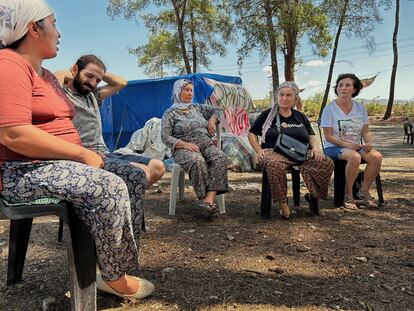 Reunión entre habitantes de la aldea de Ikizköy y activistas medioambientales.