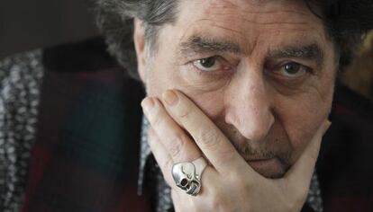 Joaquín Sabina, en la biblioteca de su casa de Madrid.