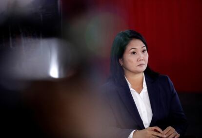 Entrevista coletiva da candidata Keiko Fujimori, nesta quarta-feira em Lima, quando ela insistiu em denunciar fraude no resultado da eleição, em que ela aparece atrás do rival Castillo.